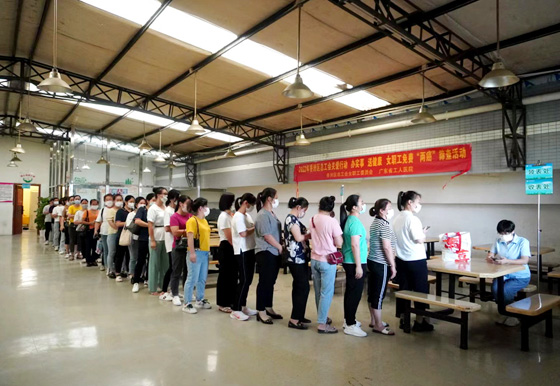 龙狮瓶盖工会顺利开展女职工“两癌”筛查活动