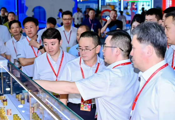 龙狮瓶盖携十二生肖茅台惊艳亮相贵州酒博会，绿色科技引领包装新风尚